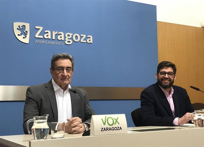 Archivo - El portavoz del grupo municipal de VOX en el Ayuntamiento de Zaragoza, Julio Calvo; y el concejal Armando Martínez