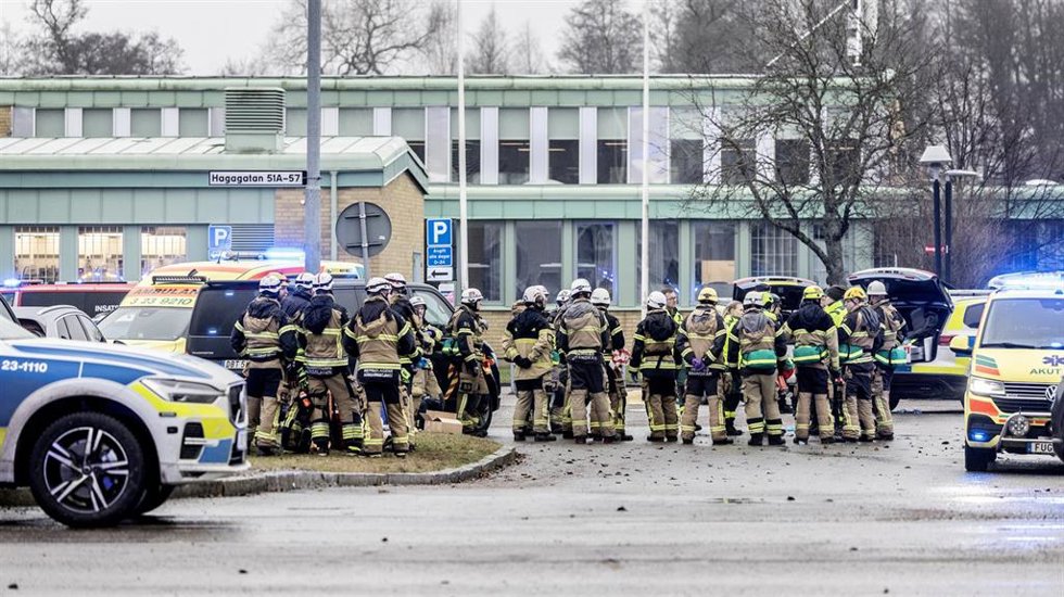 Despliegue de los servicios de emergencia en Orebro tras un tiroteo en una escuela para adultos