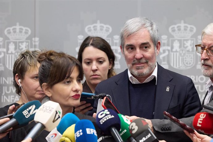 El presidente del Gobierno de Canarias, Fernando Clavijo, comparece antes los medios de comunicación, tras su reunión con la ministra de Juventud e Infancia, Sira Rego, en el Ministerio de Juventud e Infancia, a 6 de febrero de 2025, en Madrid (España).