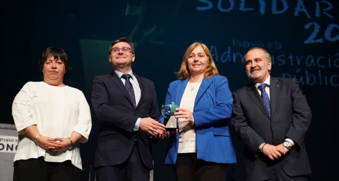 La vicealcaldesa de Madrid, Inma Sanz, acompañada por el delegado de Políticas de Vivienda y presidente de la EMVS Madrid, Álvaro González, ha recogido el galardón que reconoce la gran labor que el Plan Adapta