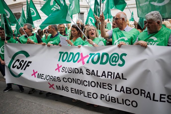 Archivo - Varias personas con una pancarta durante una concentración del CSIF 