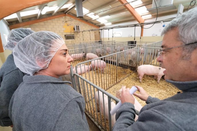 González Corral en la visita  al centro de pruebas del porcino de CyL.