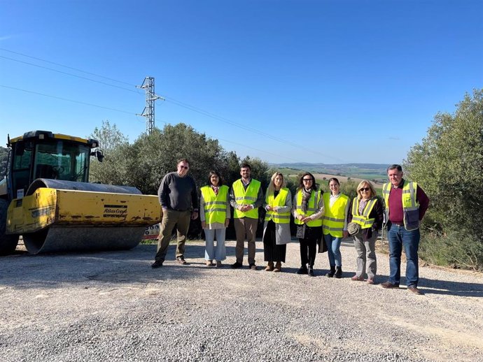El delegado de Desarrollo Rural de la Junta en Cádiz, Francisco Moreno, con la alcaldesa de Villamartín, visitando obras en los caminos rurales.