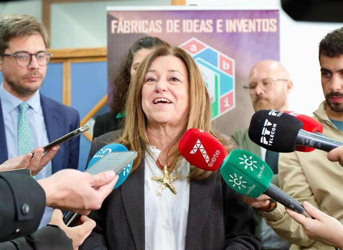 María del Carmen Castillo atiende a los periodistas en el IES Gran Capitán de Córdoba.