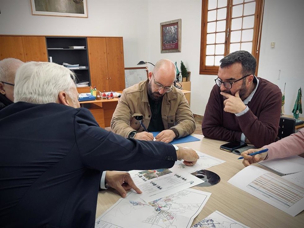 El alcalde de El Puerto de Santa María (Cádiz), Germán Beardo, revisa el nuevo contrato de limpieza en la ciudad.