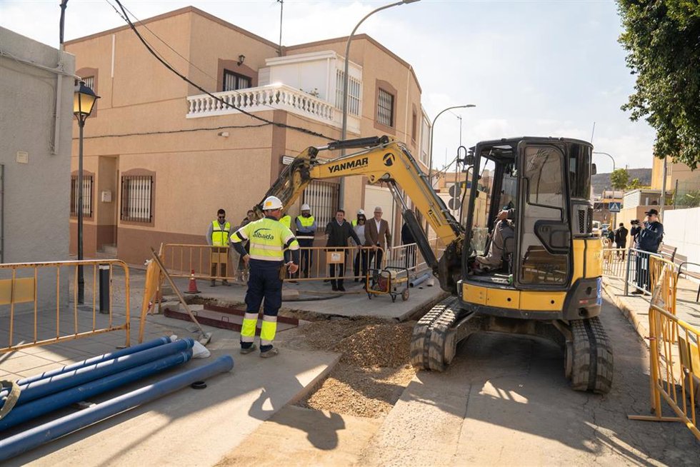 Operarios trabajan en la renovación de las redes hídricas del barrio de La Fuensanta, en Huércal de Almería.