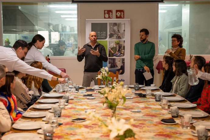 Profesionales de la orientación académica de centros educativos de Cádiz y San Fernando en una jornada formativa de la Escuela de Hostelería y Turismo de la Diputación de Cádiz.