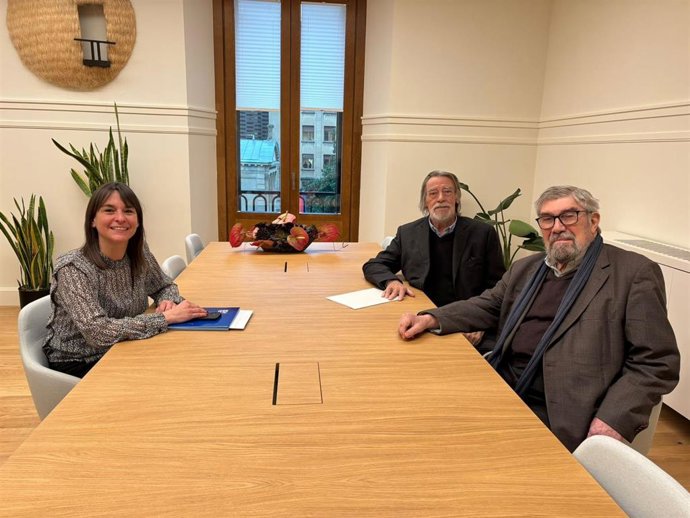 La vicepresidenta Alfaro, el presidente de la Fundación CASAS, Manuel Rodríguez, y el vicepresidente de la Fundación, Eduardo Leira.