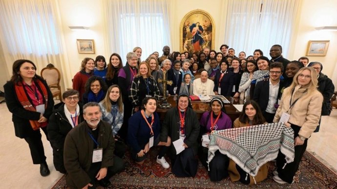 El Papa se reúne con miembros de la red 'Talitha Kum'.