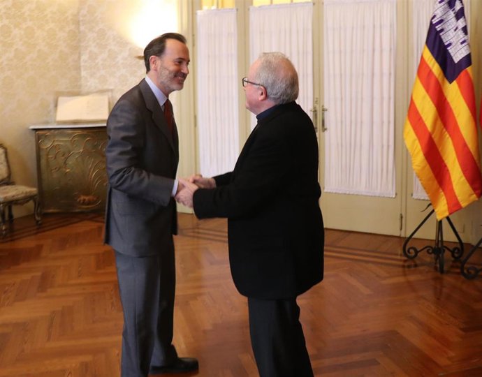 El presidente del Parlament, Gabriel Le Senne, recibe en audiencia al decano-presidente del Capítulo de la Seu, Antoni Vera.