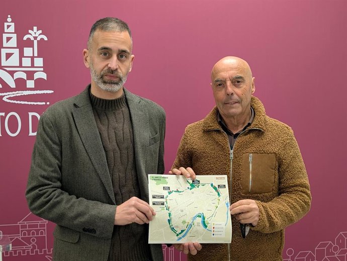El portavoz del PSOE en el Ayuntamiento de Córdoba, Antonio Hurtado, y el concejal Ángel Ortiz con el Plan de Transformación Ecológica del Distrito Sur.
