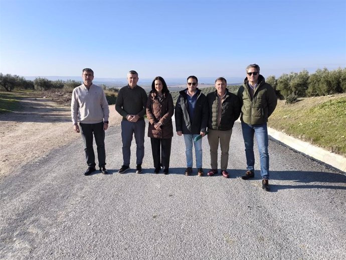 El delegado territorial de Agricultura, Pesca, Agua y Desarrollo Rural en Córdoba, Francisco Acosta (segundo por la izda.), en el acto de recepción y entrega del camino de Montemayor, en Espejo.