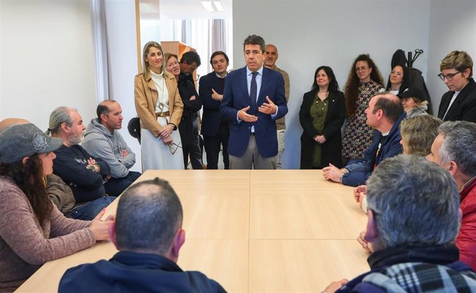 Mazón destaca la labor del centro CRIS de Crevillent (Alicante) y anuncia un millón para el Teatro Chapí.