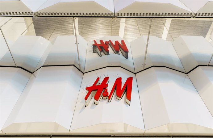 30 January 2025, Hesse, Frankfurt/Main: The logo of the Hennes & Mauritz (H&M) fashion chain is displayed on the outer facade of a store on the Zeil shopping street as the company announces its annual figures for the 2024 financial year. Photo: Andreas Ar