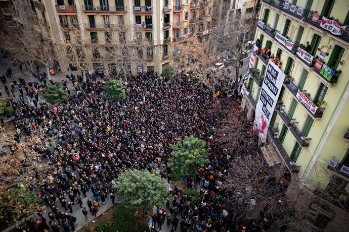 Miles de personas durante una concentración de Sindicat de Llogateres de Catalunya y vecinos en contra del desalojo de la Casa Orsola, a 31 de enero de 2025, en Barcelona
