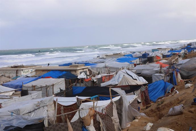 February 6, 2025, Dair El-Balah, Gaza Strip, Palestinian Territory: Palestinians inspect their tents in a temporary displacement camp on a windy and rainy day in Khan Yunis, in the South Gaza Strip, on February 6, 2025, during a ceasefire deal in the war 