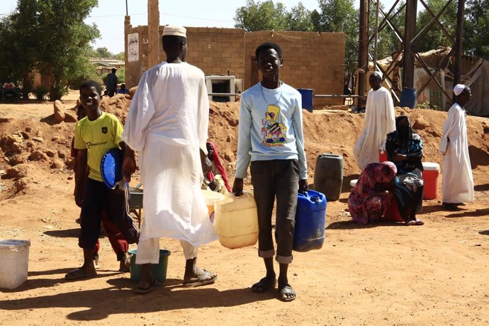 OMDURMAN, Jan. 18, 2025  -- A Sudanese resident carries plastic water containers in Omdurman city, north of the Sudanese capital Khartoum, Jan. 18, 2025. For over a week, the Sudanese capital Khartoum has been witnessing power and water outages, exacerbat