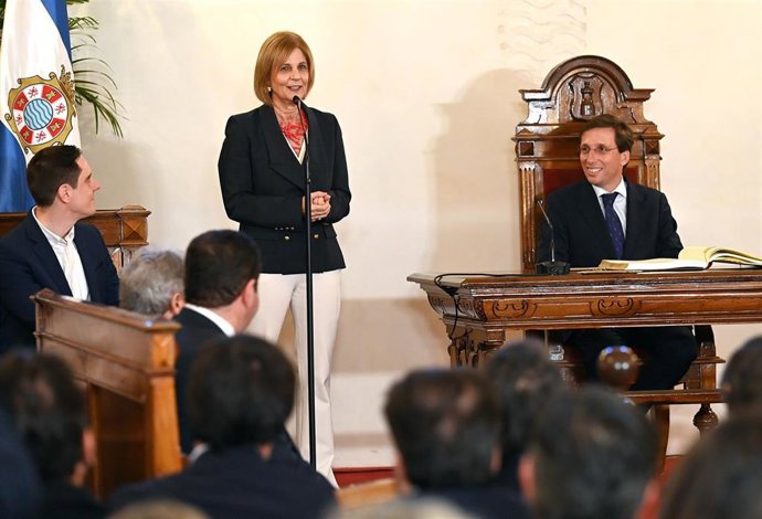 La presidenta de la Federación Española de Municipios y Provincias (FEMP) y alcaldesa de Jerez de la Frontera (Cádiz), María José García-Pelayo, en un acto institucional junto al alcalde de Madrid, José Luis Martínez-Almeida.