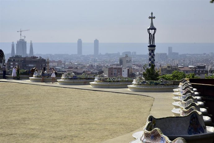 Archivo - Vista del skyline de Barcelona desde el Park Güell