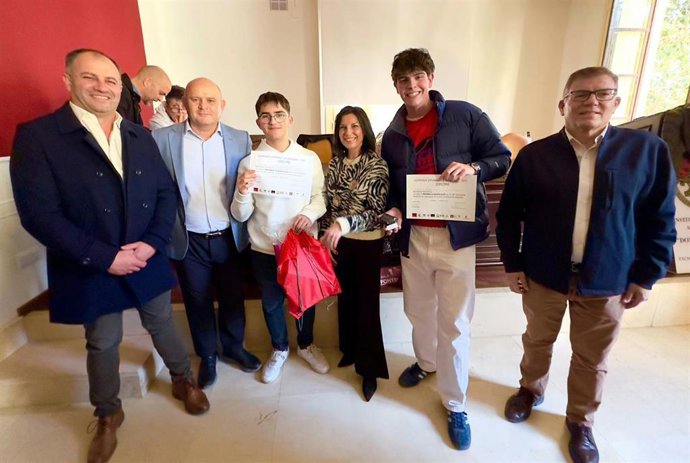 El diputado de Medio Ambiente de la Diputación de Albacete, José Antonio Gómez, felicita al alumnado ganador de la fase provincial de la XVI Olimpiada de Geología.