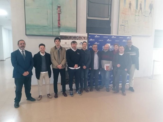 Representantes sindicales y de la patronal tras la firma del convenio.