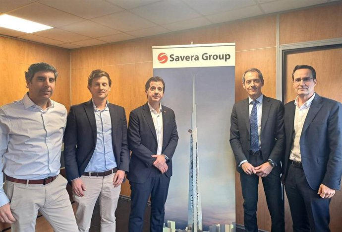 El consejero Irujo, junto a los directivos de la empresa Savera.