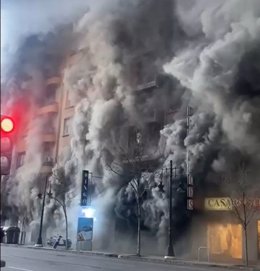 Un incendi en un bingo provoca una gran fumera prop de Plaça Espanya a València