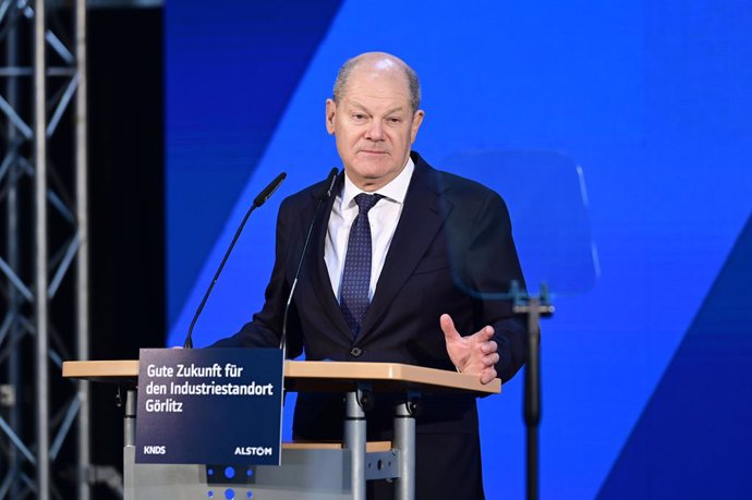 February 5, 2025, GÃRlitz, Sachsen, Deutschland: Olaf Scholz beim Besuch des Alstom-Standort in GÃrlitz. Vertreter von Alstom und KNDS informieren über die Zukunft des Standortes. Das Unternehmen Alstom, das für die Produktion von Schienenfahrzeugen bek