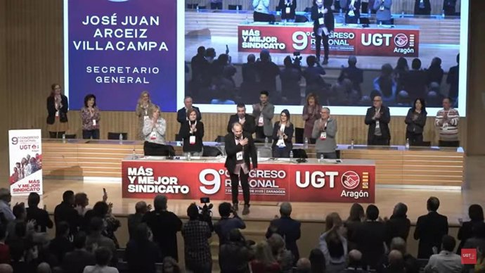 Arceiz recibe el aplauso delos delegados presentes en el IX Congreso Regional de UGT Aragón tras ser reelegido.