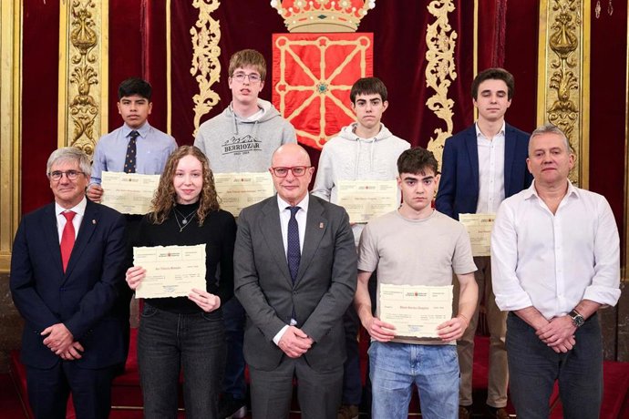 El consejero de Educación, Carlos Gimeno, con los jóvenes galardonados.