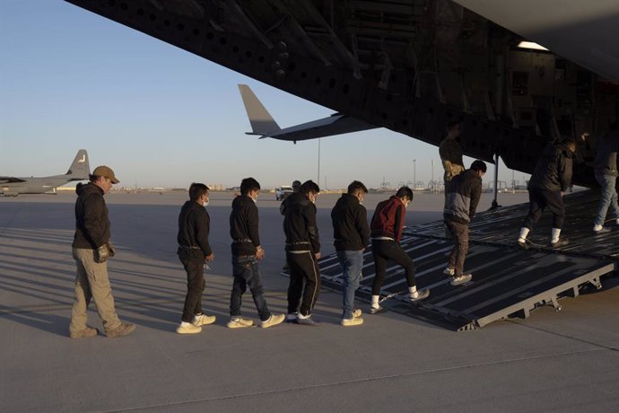 January 23, 2025, El Paso, Tx, United States: U.S. Customs and Border Protection agents guide undocumented migrants on to a U.S Air Force C-17 Globemaster III transport aircraft for the first removal flight to Guatemala from Fort Bliss, January 23, 2025 i