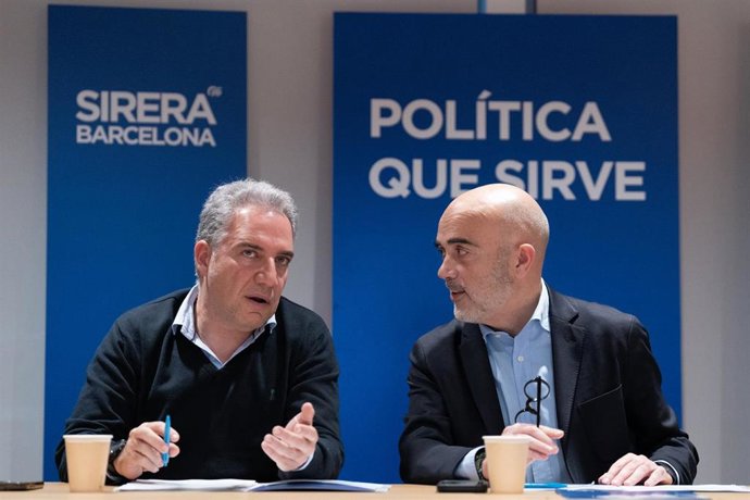 El vicesecretario de Coordinación Autonómica y Local y Análisis Electoral del PP, Elías Bendodo, junto al líder del PP en el Ayuntamiento de Barcelona, Daniel Sirera