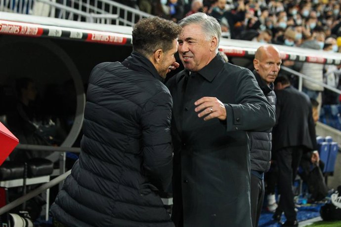 Archivo - El entrenador del Atlético de Madrid, Diego Pablo Simeone, y el del Real Madrid, Carlo Ancelotti, en la previa de un derbi madrileño en el Santiago Bernabéu.