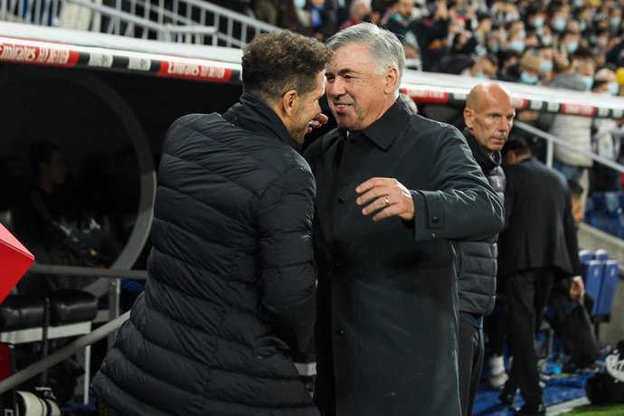 Archivo - Diego Pablo Simeone, head coach of Atletico de Madrid and Carlo Ancelotti, coach of Real Madrid, during La Liga football match played between Real Madrid and Atletico de Madrid at Santiago Bernabeu stadium on December 12, 2021, in Madrid, Spain.