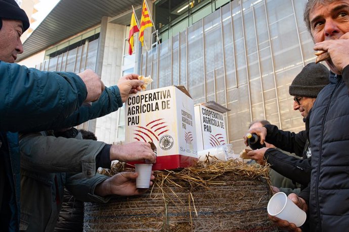 Manifestantes de la Cooperativa Agrícola de Pau durante una concentración de Revolta Pagesa, a 6 de febrero de 2025, en Girona, Catalunya (España). Los productores agrícolas buscan generar conciencia sobre los desafíos estructurales que afectan a su secto