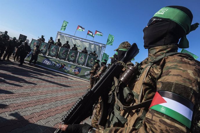 February 1, 2025, Gaza City, Gaza Strip, Palestinian Territory: Israeli hostage Keith Siegel being delivered to representatives of the International Committee of the Xarxa Cross (ICRC) by fighters of the Ezz al-Din Al-Qassam brigades.