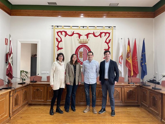 Asistentes a la reunión sobre el comercio en Sangüsa: Marijo Waliño y Leire Hualde, de CEDERNA; el alcalde de Sangüesa, Javier Solozábal; y, el director general de Comercio y Consumo, Pablo Ezcurra.