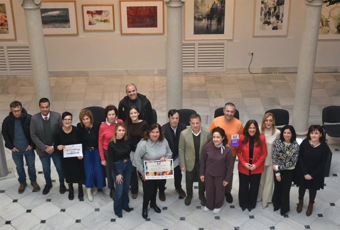 Foto de familia del acto de reconocimiento a la empresa.
