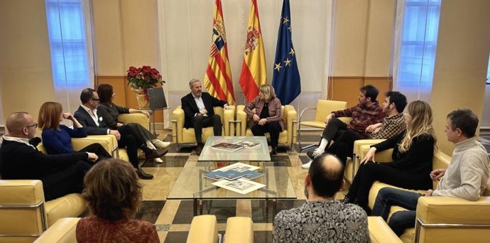 El presidente del Gobierno de Aragón, Jorge Azcón, y la consejera de Educación, Cultura y Deporte, Tomasa Hernández, con los cineastas aragoneses nominados a los Premios Goya 2025.