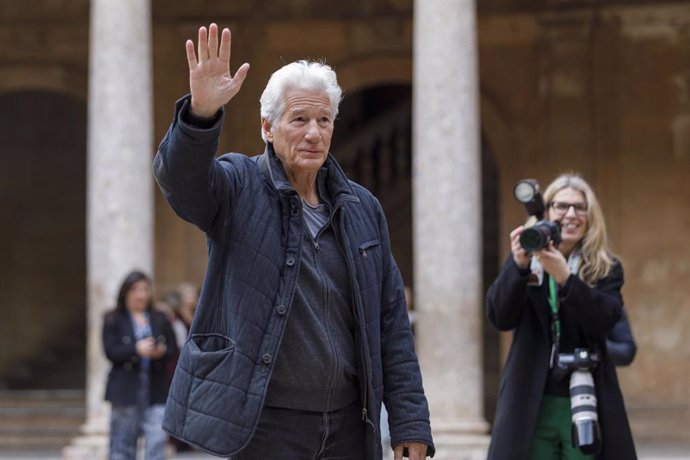 El actor Richard Gere antes de la rueda de prensa en el Palacio de Carlos V de la Alhambra