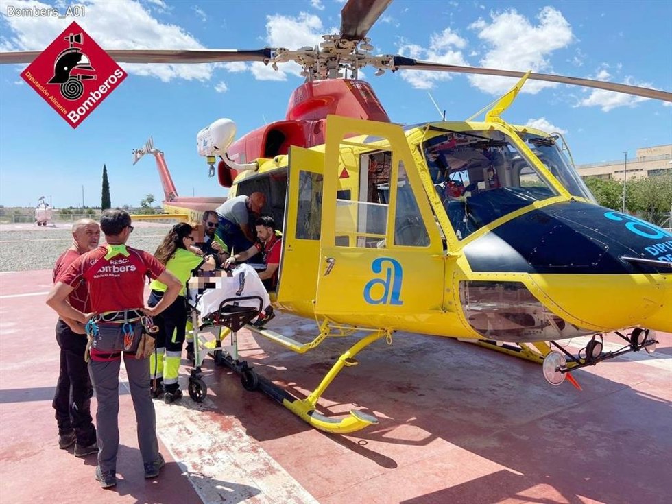 Archivo - Imagen de archivo de un rescate en helicóptero de los bomberos de la Diputación de Alicante.
