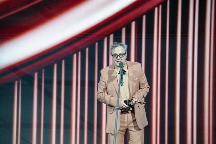 El actor Óscar de la Fuente recoge el Premio Feroz a Mejor Actor de Reparto de una Película por 'La casa' durante la gala de entrega de los Premios Feroz 2025, en el Pazo da Cultura, a 25 de enero de 2025, en Pontevedra, Galicia (España).