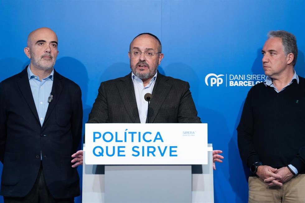 (I-D) El concejal del PP en el Ayuntamiento de Barcelona, Daniel Sirera; el presidente del PP catalán, Alejandro Fernández y el vicesecretario del PP, Elías Bendodo, ofrecen una rueda de prensa tras una reunión con concejales del PP de las cuatro capita