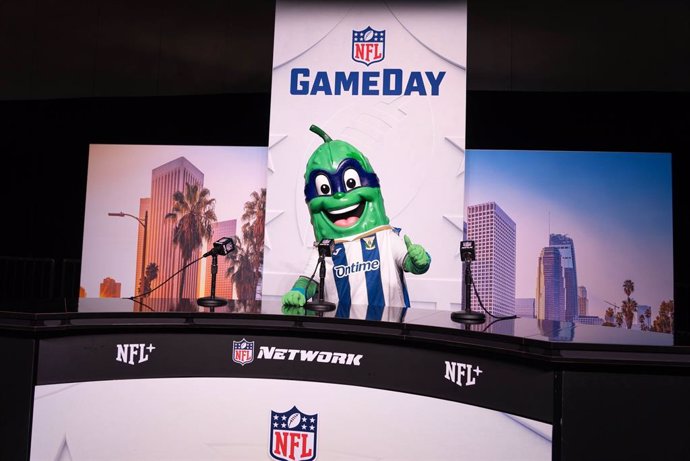 SuperPepino, la mascota del CD Leganés, viaja a Nueva Orleans para la LIX Super Bowl.