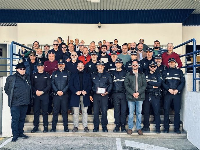 Foto familiar del acto de despedida al oficial Juan Manuel Moscoso, tras 44 años de servicio.