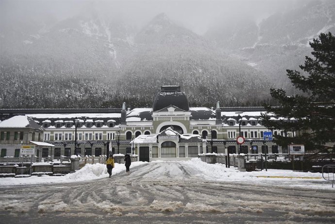 El hotel Canfranc Estación cubierto de nieve, a 30 de enero de 2025, en Canfranc, Huesca, Aragón (España). 