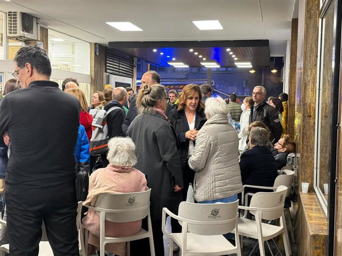 La alcaldesa de València habla con algunas de las personas afectadas por el incendio.