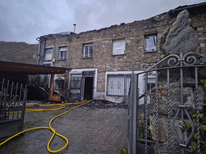 Actuación de Bomberos de Ponferrada en un incendio declarado este viernes en Palacios del Sil (León)