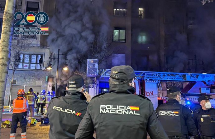Efectivos de la Policía Nacional en el incendio de un bingo en València