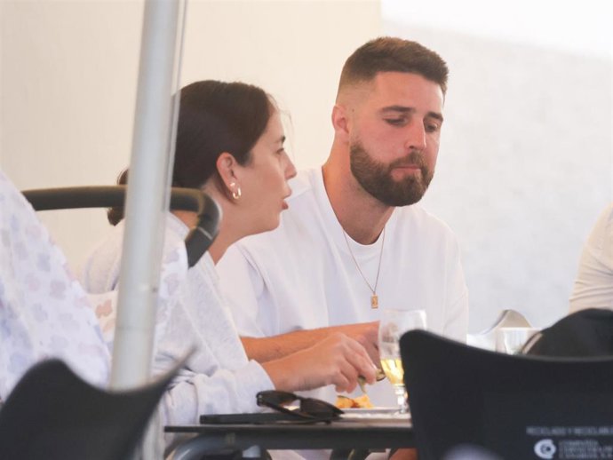 Anabel Pantoja y David Rodríguez en la terraza de un restaurante junto a su hija, Alma a 07 de Febrero de 2025 en Gran Canaria (España).